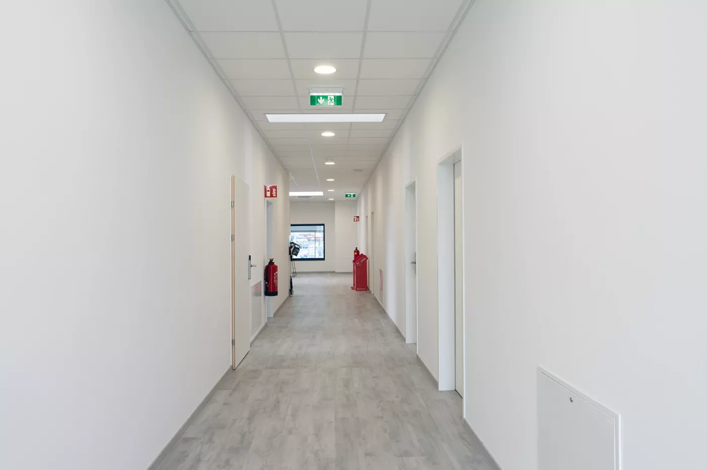 Abgehängte Mineralfaserdecke W4 Business Campus Horn XIRO INNENAUSBAU