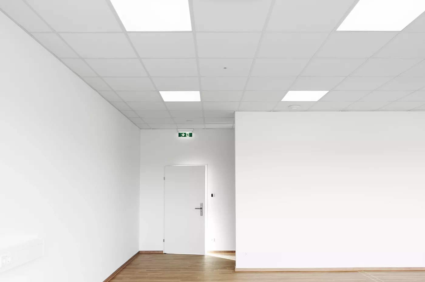 Abgehängte Mineralfaserdecke W4 Business Campus Horn XIRO INNENAUSBAU